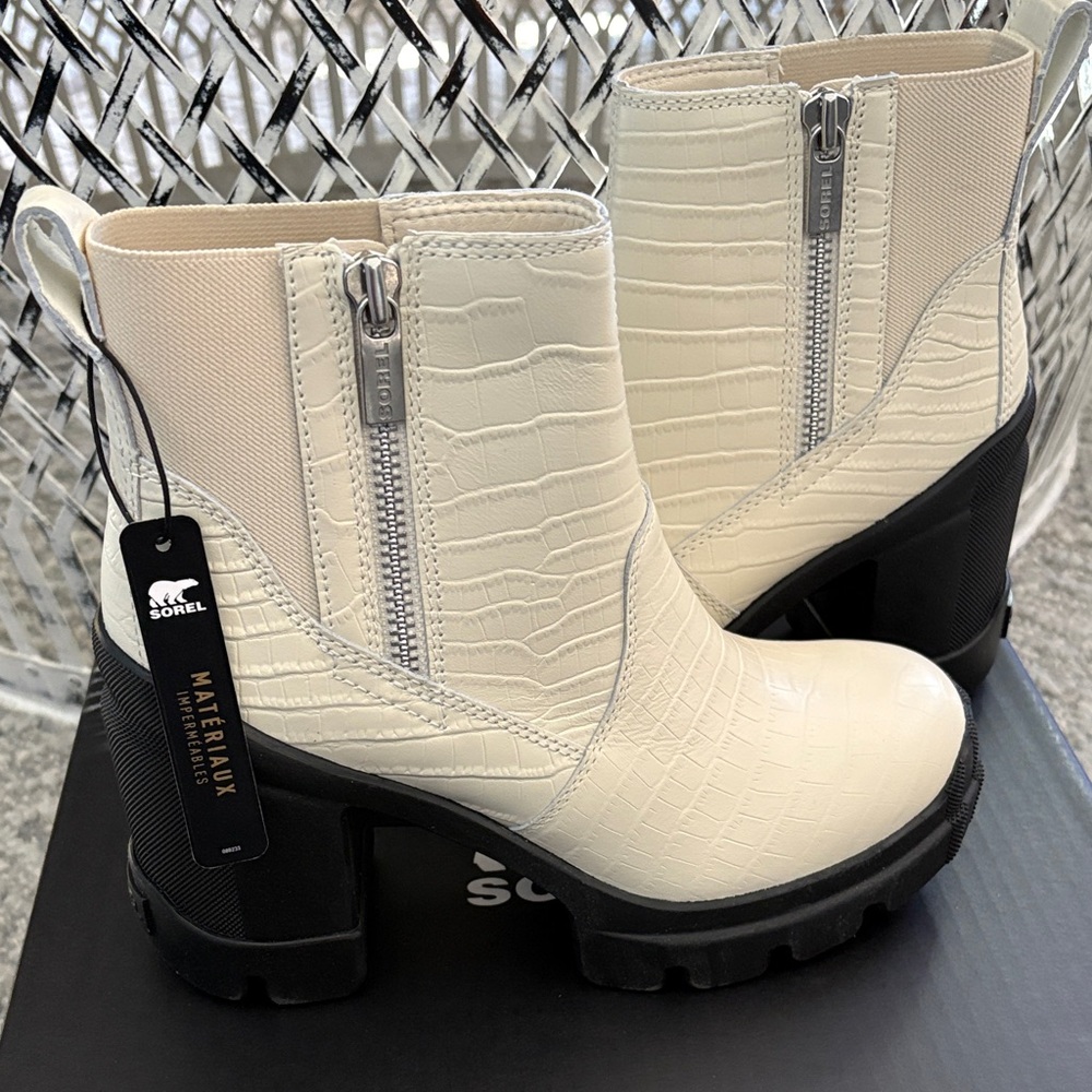 Sorel Women's Cream Ankle Boots size 7- new
